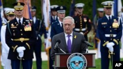 Тогочасний міністр оборони США Джим Маттіс виступає перед військовими в Пентагоні, 2018 рік