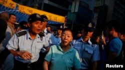 2014年10月8日,香港警察护送一名反对占中者离开民主示威区域,以免发生对抗。