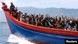 Nhiều người Hồi giáo Rohingya ở Miến Ðiện đã bỏ nhà cửa ra đi chủ yếu là qua Thái Lan và Malaysia vì tin đời sống của họ sẽ tốt đẹp hơn.