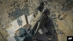 ဆီးရီးယားနိုင်ငံ ဒေရာအတီယာမြို့ တောင်ထိပ်မှာ ပျက်စီးနေသော ကွယ်လွန်သူဆီးရီးယားသမ္မတဟောင်း ဟာဖက်ဇ်အာဆတ်ရဲ့ရုပ်ထု။ ယင်းရုပ်ထုသည် ပြီးခဲ့သည့် ဒီဇင်ဘာလအတွင်း အာဆတ်အစိုးရအား ဖြုတ်ချခဲ့သော ပြည်သူ့အုံကြွမှုကြောင့် ဖြုတ်ချခံခဲ့ရသည်။ (၂၀၂၅ ခုနှစ်၊ ဇန်နဝါရီ ၅ ရက်)