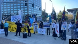 人权团体在洛杉矶的NBC大楼前示威(美国之音记者暨希拍摄)