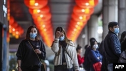 戴口罩的行人在澳门新东方置地酒店外行走。(2020年1月22日)