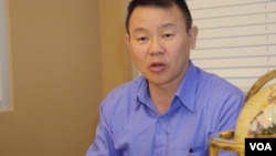 熊焱四月主持新闻发布会(美国之音国符拍摄)