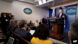 美国司法部长塞申斯(右)在白宫新闻秘书斯派塞(右二)陪同下,3月27日在白宫向记者进行每日新闻简报。