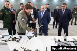 俄罗斯总统普京在圣彼得堡特别技术中心参观一个无人机制造厂。（2024年9月19日）