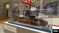 今年夏季莫斯科武器展上展出的基洛级潜艇模型。(美国之音白桦拍摄)