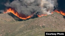 山林大火席卷山脊(圣贝纳迪诺县消防队提供照片)