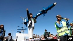 资料照片:胡塞武装支持者在也门首都萨那集会,抗议美国打击胡塞武装并声援加沙巴勒斯坦人。(2024年2月23日)