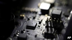 Foto ilustrasi yang menunjukkan bagian komponen di dalam sebuah komputer. (Foto: AP/Jenny Kane)