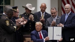 在华盛顿的白宫玫瑰园,美国总统特朗普签署了一项关于警察改革的行政命令(20年6月16日)。