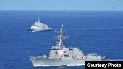 资料照片:美国海军转发的法国海军图片显示,美国海军阿利·伯克级导弹驱逐舰“杜威号”与法国海军阿基坦级护卫舰“布列塔尼号“在菲律宾海参加双边行动。(2024年8月13日)