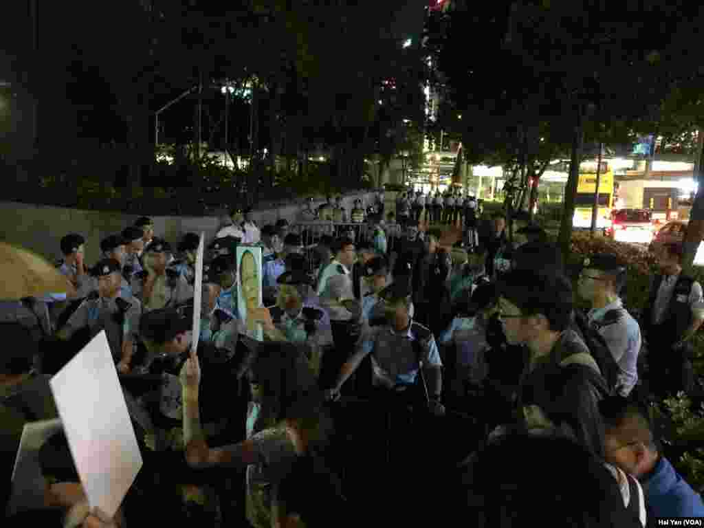 香港多个团体举行示威 呼吁习近平立即释放身诺贝尔和平奖得主刘晓波(美国之音海彦拍摄)