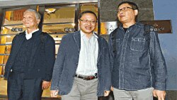 占中三子在与义工团队开会讨论自首等问题(苹果日报图片)