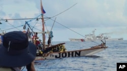 菲律宾民间人士组成的一支船队2024年5月16日到达被中国控制的环礁“斯卡伯勒浅滩”(Scarborough Shoal,中国称黄岩岛)时遇到中国海警船的阻拦。