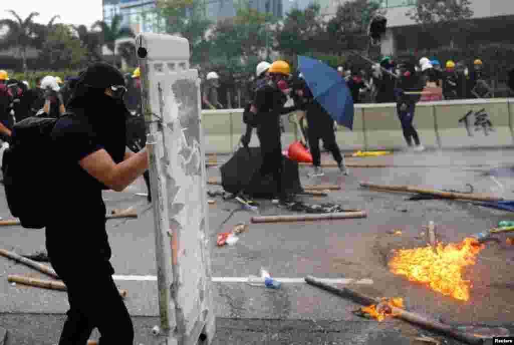 香港抗议者星期六(8-24-2019)与警察发生冲突。路透社