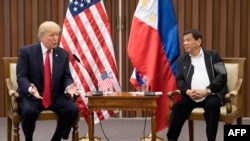 川普与杜特尔特2017年11月13日会晤(法新社)