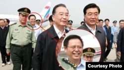 海南省委常委、副省长谭力过去任职四川时跟随胡锦涛、温家宝视察(网上资料照片)