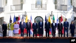 拜登和拉丁美洲、加勒比海地区以及加拿大领导人2023年11月3日在白宫出席首届美洲经济繁荣伙伴关系领导人峰会。