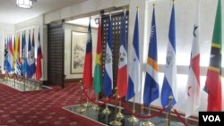 2015年7月13日,台湾外交部大厅展示的中华民国国旗和邦交国国旗,后来,其中有些国旗,例如圣多美和普林西比的国旗,由于断交而被挪走。