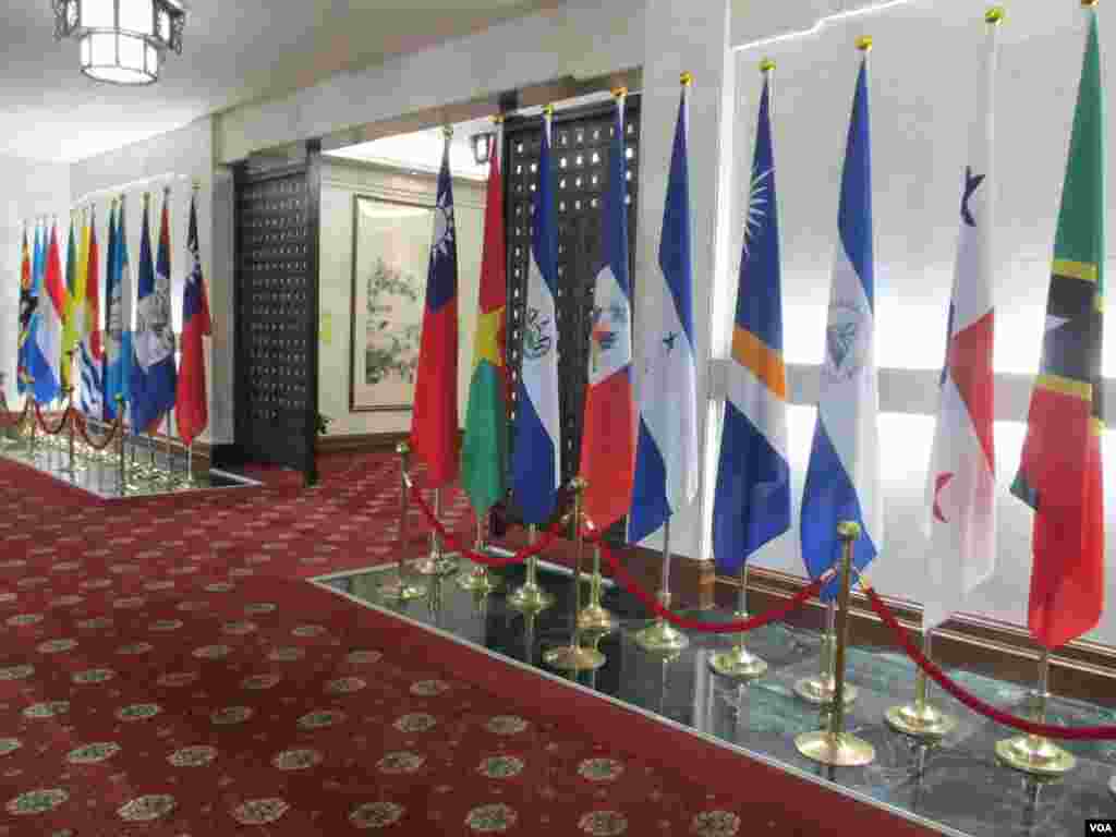 2015年7月13日,台湾外交部大厅展示的中华民国国旗和邦交国国旗,其中有圣多美和普林西比的国旗