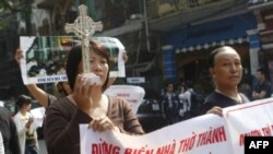 Giáo dân Thái Hà tuần hành ngày 2/12/11 phản đối chính quyền chiếm đất nhà thờ