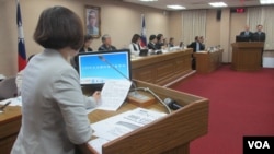 台湾立法院外交及国防委员会11月22号质询情形。(美国之音张永泰拍摄)