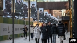 人们走在北京一家商场内。(2024年12月28日)