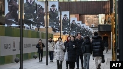 人们走在北京一家商场内。(2024年12月28日)