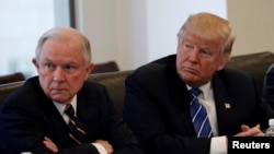 2016年10月7日,川普与时任参议员的塞申斯在曼哈顿的川普大楼开会。(资料照片)
