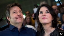 资料照片:德国绿党的两位领导人罗伯特·哈伯克(男)和 安娜琳娜·贝尔博克(女)。