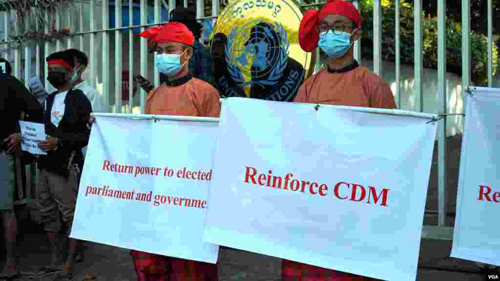 ရန်ကုန်မြို့ ကုလသမဂ္ဂရုံးရှေ့ စစ်အာဏာဆန့်ကျင်ဆန္ဒပြ မြင်ကွင်း။