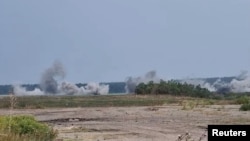 社交媒体视频截图显示,随着乌克兰军队对俄罗斯占领军展开反攻,赫尔松州安德里夫卡附近的弹药爆炸。