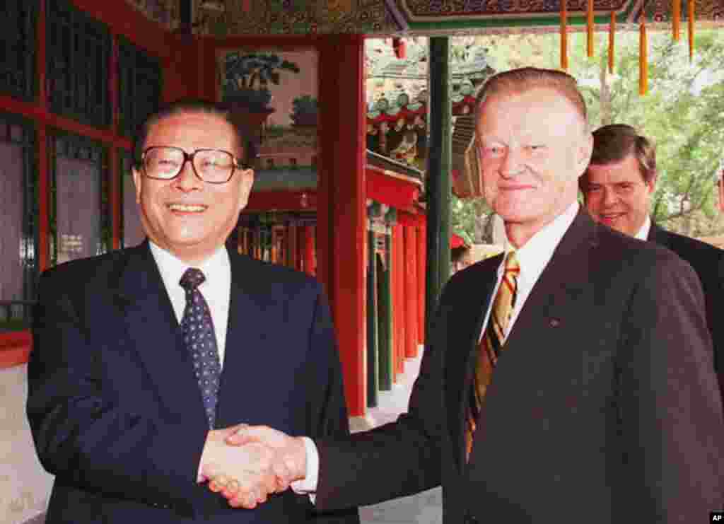 1997年6月5日,中国主席江泽民在北京中南海和美国前国家安全顾问布热津斯基握手。 布热津斯基崇尚实用主义外交政策,在冷战时期主张美国联合中国对抗苏联。他认为,美中关系是美国最重要的三、四对双边关系之一,是中国最重要的三对双边关系之一。他倡导美中建立两国集团(G2)。