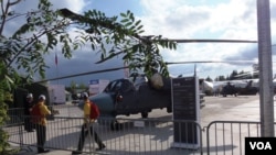 今年夏季莫斯科武器展中的K-52武装直升机。(美国之音白桦拍摄)