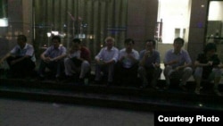 十多位律师在郑州公安局门口整夜静坐,要求保证律师会见权。(网络图片)