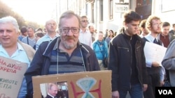 去年秋季莫斯科的一场大型反战和反政府示威中,一名示威者手举标语牌显示普京统治进入倒计时。(美国之音白桦拍摄)