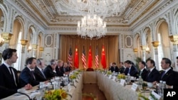 美国总统川普及其手下高官同中国主席习近平及其手下高官在海湖庄园举行双边会谈(2017年4月7日)。参加会谈的美国国务卿地勒斯和国防部长马蒂斯,中国国务委员杨洁篪和军委联合参谋部参谋长房峰辉将分别代表双方主持6月21日的美中外交与安全对话。