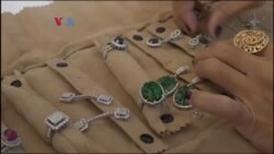 Julia Hadi Wagener: Desainer Perhiasan di Henderson, Negara Bagian Nevada Julia Hadi Wagener: Desainer Perhiasan di Henderson, Negara Bagian Nevada