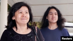 Blogger Amos Yee đến tòa cùng mẹ ở Singapore, ngày 28/9/2016.