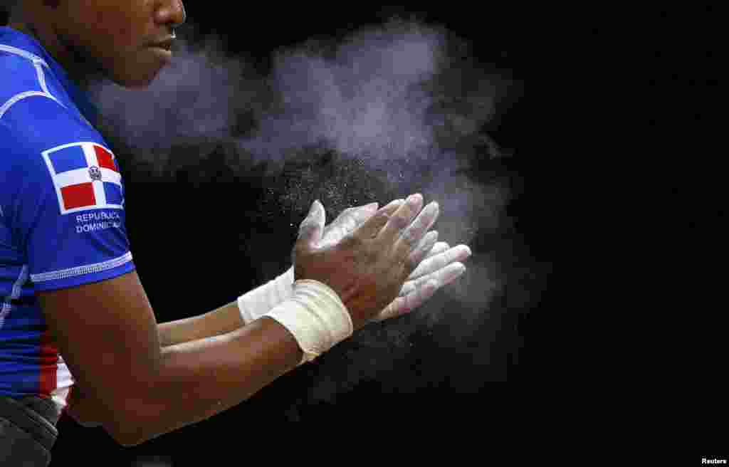 Beatriz Piron của Cộng hòa Dominica chuẩn bị nâng tạ 48 cân nữ trong Bảng A, 28/7/2012.