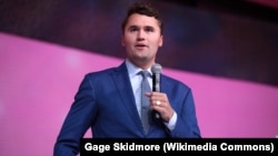 资料照:2023年6月9日,查理·科克在德克萨斯州格雷普韦恩的盖洛德德克萨斯度假村及会议中心由“美国转折点”主办的2023年青年女性领导力峰会上跟与会者交谈。