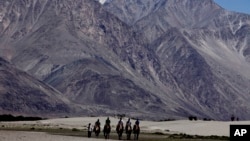 游客在印度拉达克地区。这个地区与中国接壤,是两国间长期领土争端的核心。