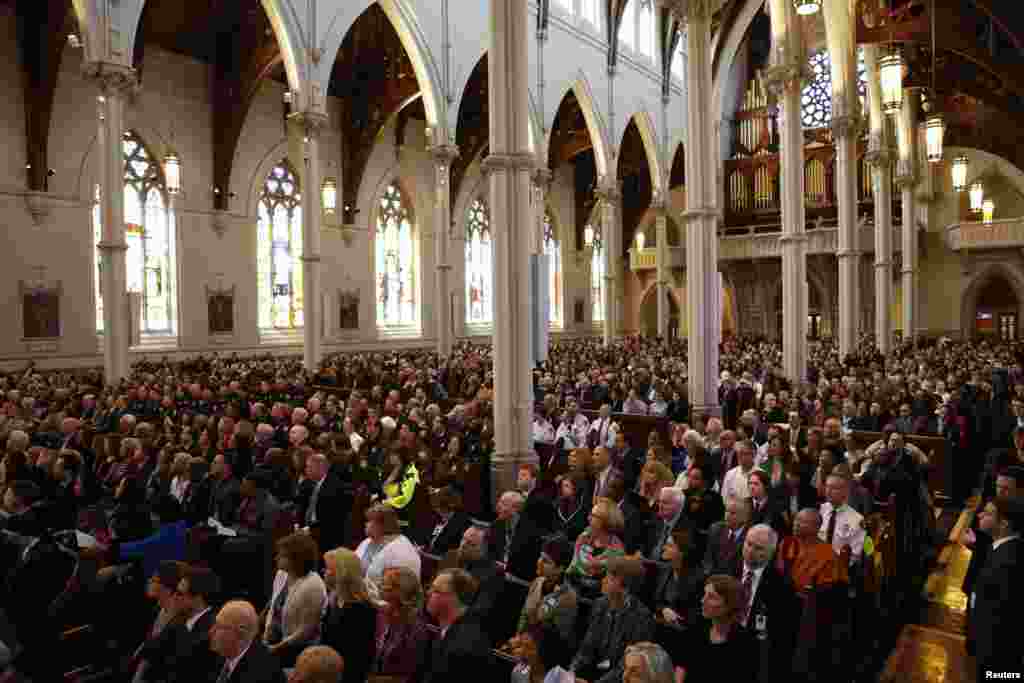 Số người tham dự buổi lễ liên tôn gồm đủ mọi thành phần.