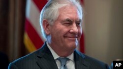 美国国务卿蒂勒森在白宫进行的一次内阁会议中面露微笑,当时川普总统正在会议中讲话。(2017年3月13日)