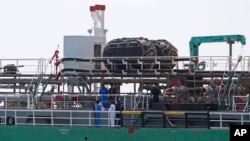 马来西亚海事警察在巴生港检查一艘在马六甲海峡遭抢劫的新加坡油轮。(2014年4月23日)