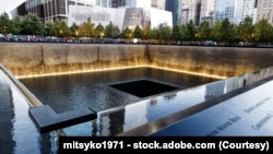 资料照片:在毁于9/11恐怖袭击的纽约世贸中心遗址建立的9/11纪念池。(2016年10月26日)