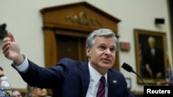 资料照片：联邦调查局局长克里斯托弗·雷2023年7月12日在华盛顿国会山众议院司法委员会的一次听证会上作证。 （路透社图片）