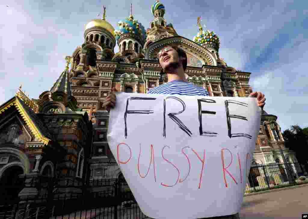 Một người biểu tình ủng hộ ban Pussy Riot trước giáo đường ‘Savior of Spilled Blood Cathedral’ ở thành phố St. Petersburg, Nga