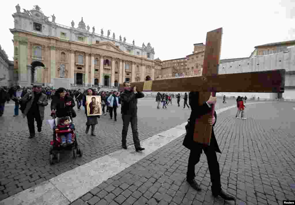 Tín đồ đi đàng thánh giá tại quảng trường Thánh Phêrô.