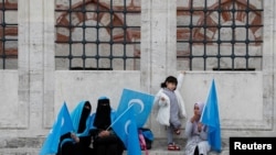 生活在土耳其的维吾尔族妇女抗议中国的打压(路透社2018年11月6日)